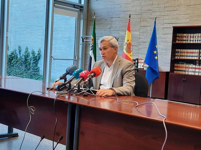 El director general de Formación Profesional y Formación para el Empleo de la Junta de Extremadura, Manuel Gómez, en rueda de prensa tras la reunión del Consejo Regional de Formación Profesional