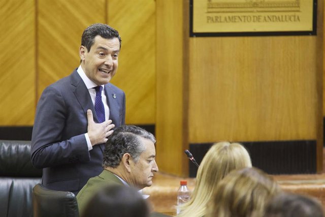 El presidente de la Junta de Andalucía, Juanma Moreno, este jueves en el Pleno del Parlamento de Andalucía durante la pregunta del portavoz de Adelante Andalucía, José Ignacio García. 