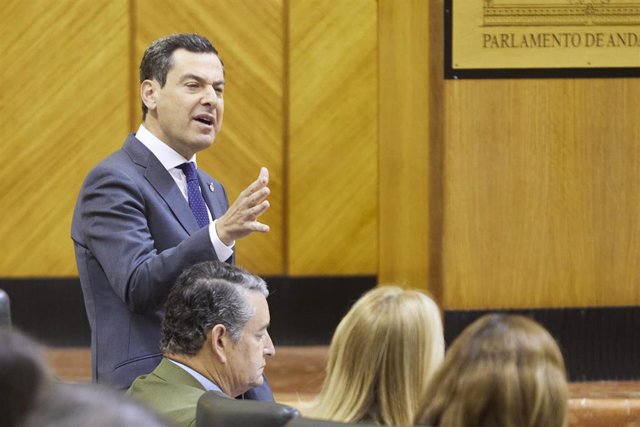 El presidente de la Junta de Andalucía, Juanma Moreno, responde a la portavoz del Grupo Por Andalucía, Inmaculada Nieto, durante la segunda jornada del Pleno del Parlamento andaluz en el Parlamento de Andalucía, a 13 de abril de 2023 en Sevilla.