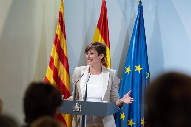 La portavoz del Gobierno y ministra de Política Territorial, Isabel Rodríguez, en la toma de posesión del nuevo delegado del Gobierno en Catalunya, Carlos Prieto.