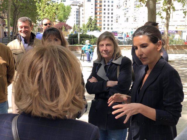 Rocío Monasterio conversa con vecinos del madrileño barrio del Pilar.