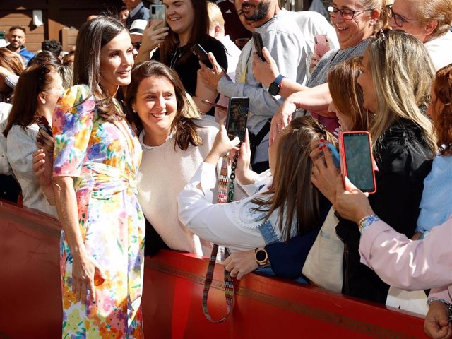 La Reina Letizia, muy cercana con la multitud que la aguardaba en Córdoba