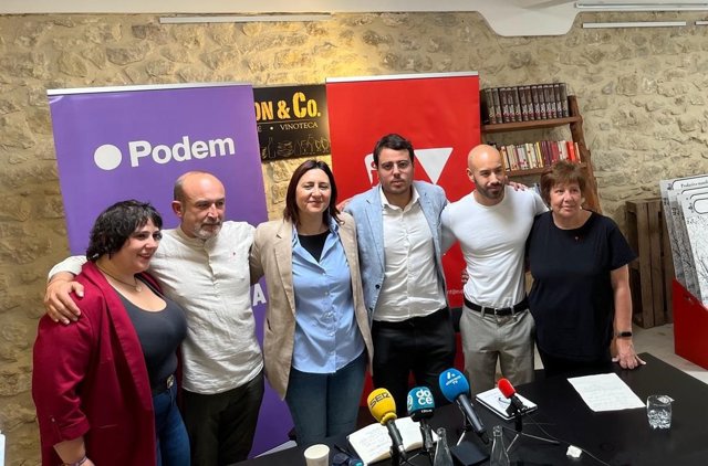 Presentación de la confluencia Esquerra Unida-Unides Podem-Unides per Alacant con el alcaldable por Alicante, Manolo Copé, Xavier López, la consellera de Participación, Rosa Pérez Garijo (EUPV), y el secretario autonómico de Vivienda, Alejandro Aguilar.