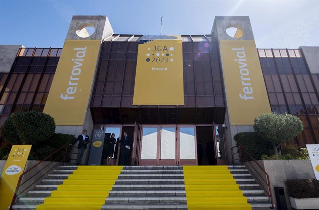 Exterior del auditorio ONCE antes de que comience la segunda convocatoria de la Junta General Ordinaria de Accionistas de Ferrovial, a 13 de abril de 2023, en Madrid (España). Durante la Junta, los accionistas han votado el traslado de la sede social de l