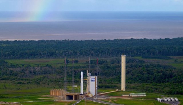 Ariane 5 con la sonda JUICE en la plataforma de lanzamiento