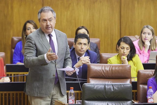 El secretario general del PSOE de Andalucía y Portavoz del Grupo Parlamentario Socialista, Juan Espadas, realiza pregunta de control al presidente de la Junta de Andalucía, Juanma Moreno, durante la segunda jornada del Pleno del Parlamento andaluz en el P