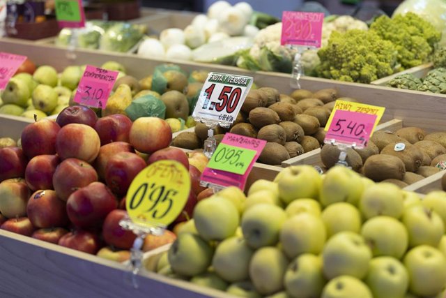 Manzanas y otras frutas en una frutería  en un puesto de un mercado, a 15 de marzo de 2023, en Madrid (España).