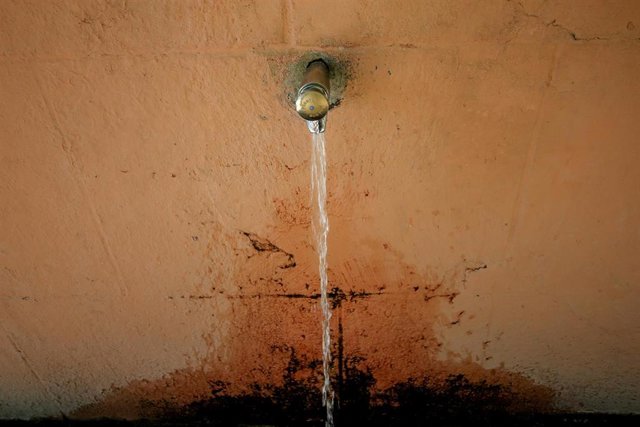 Archivo - Un grifo abierto en una fuente. ARCHIVO.