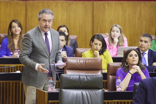 El secretario general del PSOE de Andalucía y presidente del Grupo Parlamentario Socialista, Juan Espadas, en una foto de archivo en el Pleno del Parlamento andaluz.