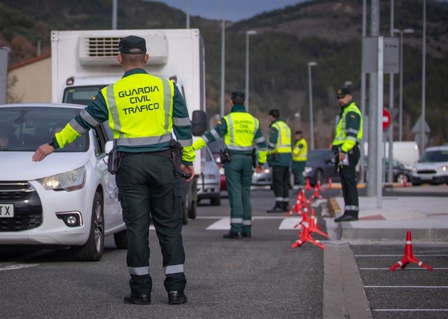 Archivo - Imagen de archivo de un control preventivo de la Agrupación de Tráfico de la Guardia Civil 