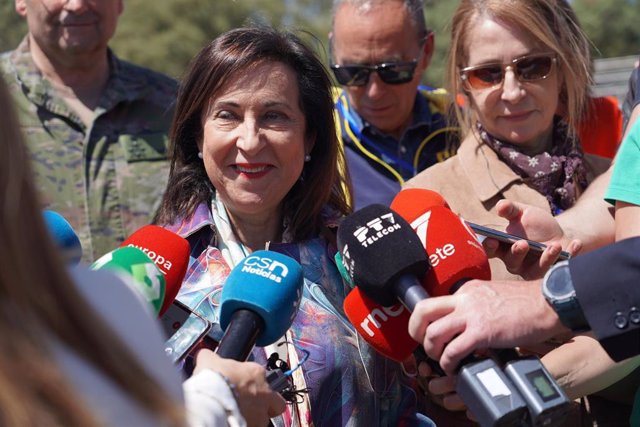 La ministra de Defensa, Margarita Robles, atiende a los periodistas en Córdoba