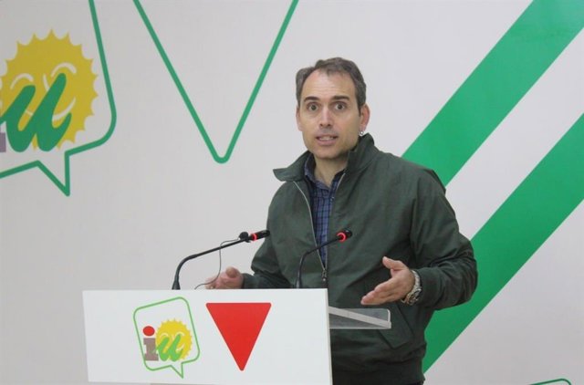 El coordinador general de IU Andalucía, Toni Valero, en rueda de prensa en Málaga.