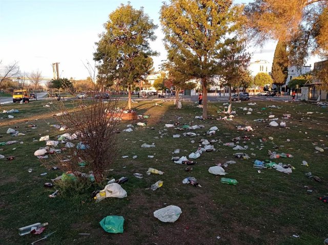 Archivo - Estado en el que ha amanecido el Parque del Guadaíra tras la semifinal del Betis de la Copa del Rey.