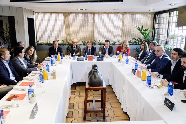 El alcalde de Madrid y candidato del PP en Cibeles, José Luis Martínez-Almeida (c), durante un acto de Hostelería Madrid, en la Casita del Pradal.