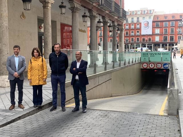 De derecha a izquierda: el concejal de Movilidad y Espacio Urbano, Luis Vélez, el alcalde, Óscar Puente, la concejal de Medio Ambiente, María Sánchez, y el nuevo gerente de Auvasa, José Alfonso Gálvez.