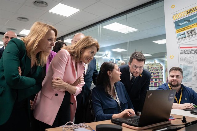 El president de la Generalitat, Pere Aragonès, la ministra Raquel Sánchez i la consellera Natàlia Mas durant la visita 