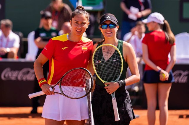 Sara Sorribes posa junto a Fernanda Contreras antes del inicio de su partido en la Billie Jean King Cup 2023