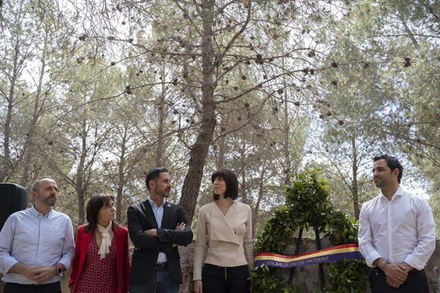 Carlos Fernández Bielsa (3i), Diana Morant (4i) y Juan Antonio Sagredo (5i), junto a una corona de laurel con la bandera de la república, durante un acto de conmemoración del Día de la República en el 'Paredón de España'