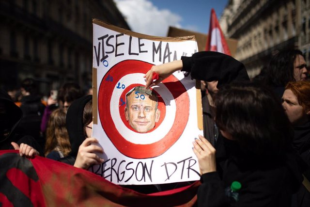 Pancarta con la imagen de Emmanuel Macron durante una protesta en París contra la reforma de las pensiones