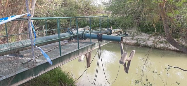 Toma de agua precintada en el río Guadalquivir