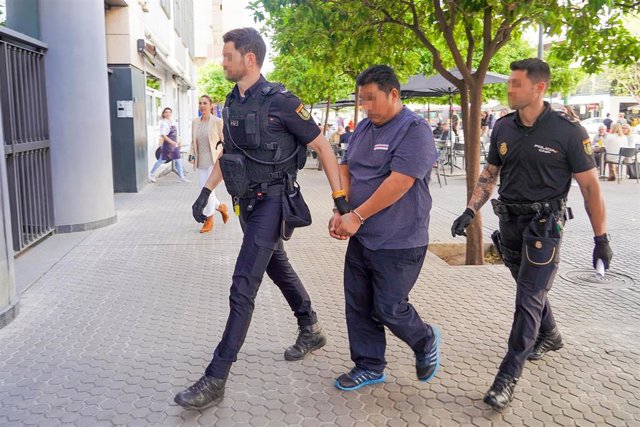 El acusado siendo conducido al juzgado