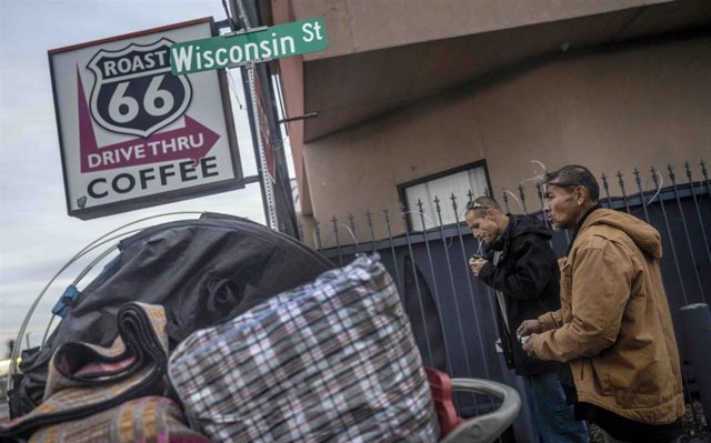 Archivo - Dos hombres fuman fentanilo en Albuquerque (Nuevo México)