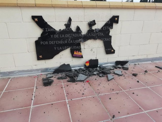 Placa en homenaje a los represaliados del cementerio de Zamora destrozada a golpes.