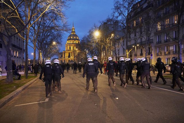 La Policía se desplaza para dispersar a los manifestantes en París (Archivo)