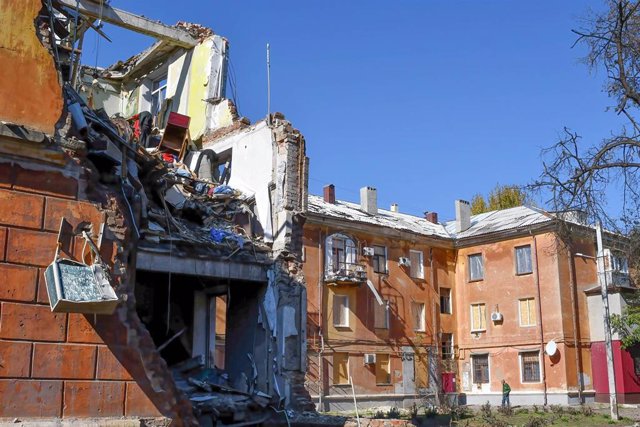 Archivo - Un edificio dañado en Sloviansk