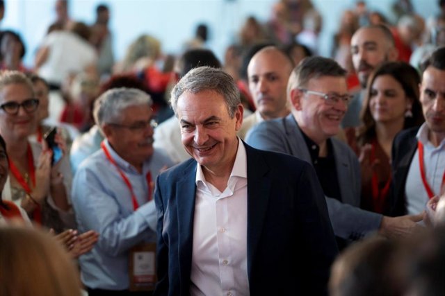 El expresidente del Gobierno, José Luis Rodríguez Zapatero, es saludado por los militantes a su llegada a la celebración de la Conferencia Municipal del Partido Socialista, en la Ciudad de las Artes y las Ciencias, a 15 de abril de 2023, en Valencia.