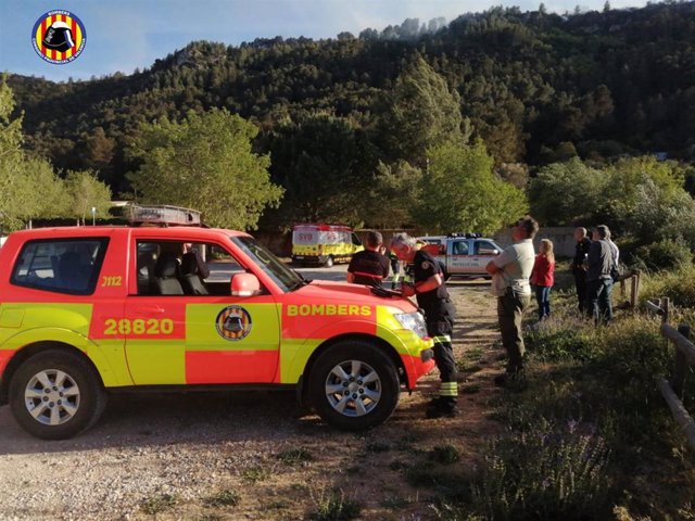 Bomberos en el incendio de Alzira (Valencia)