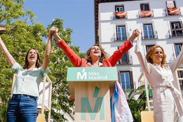 La candidata a la Asamblea de Madrid, Carla Antonelli (c)  junto a la candidata a la presidencia de la Comunidad de Madrid, Mónica García (d), La candidata a la Alcaldía, Rita Maestre (i) durante un acto de Más Madrid, en la Plaza de Chueca