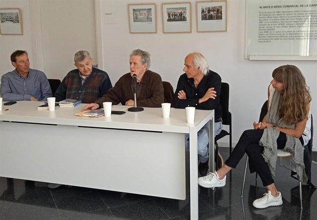 Josep Berga (alcalde de Olot) Lluís Busquets (escritor) y Domènec Moli (periodista) durante la presentación del libro de Busquets 'Crim inconclús' en Olot (Girona, Cataluña, España) el 15 de abril de 2003