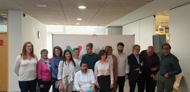 La candidata de Valladolid Toma la Palabra, María Sánchez, junto a los miembros de su lista electoral este sábado antes de participar en la presentación de la candidatura en el Centro Cívico Canal de Castilla, en La Victoria