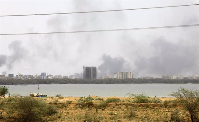 Humo provocado por los enfrentamientos en Jartum, capital de Sudán