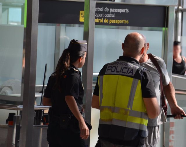 Nota De Prensa: "La Policía Nacional Detiene A Tres Hombres Por Hurtar A Viajeros En El Aeropuerto De Valencia"