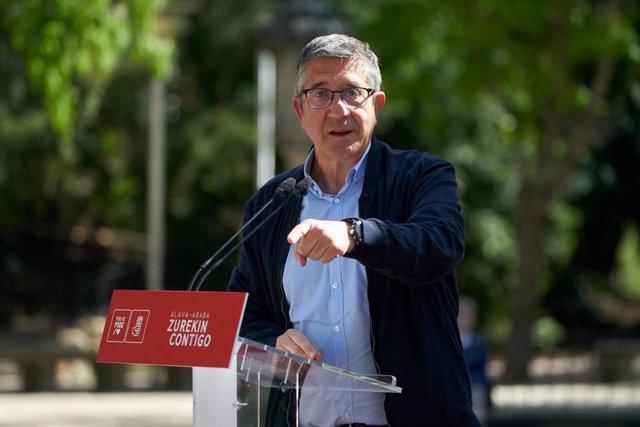 El portavoz del PSOE en el Congreso, Patxi López, interviene durante un acto de precampaña del PSE-EE en Vitoria-Gasteiz.