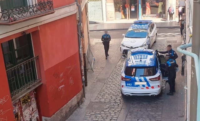 Momento de la detención durante este domingo de una mujer en la calle Ramón Núñez de Valladolid