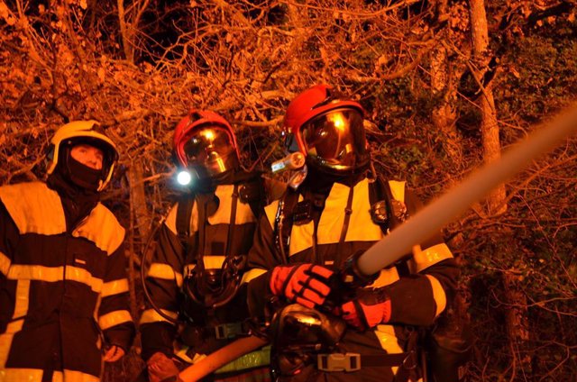 Bomberos trabajan para sofocar un incendio en Pirineos Orientales, Francia