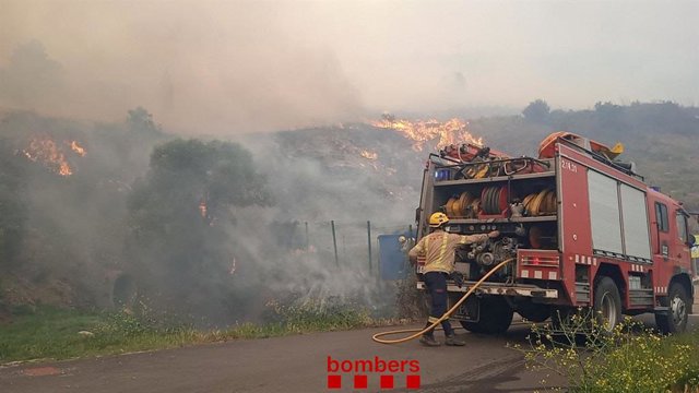 Bombers de la Generalitat trabajando en el incendio