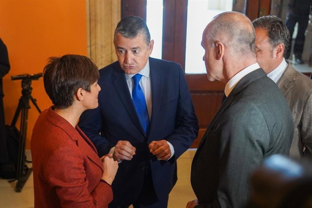 Archivo - La ministra de Política Territorial, Isabel Rodríguez; el consejero de la Presidencia, Interior, Diálogo Social y Simplificación Administrativa, Antonio Sanz (c) y el alcalde de Sevilla, Antonio Muñoz (d), en una foto de archivo en enero de 2023