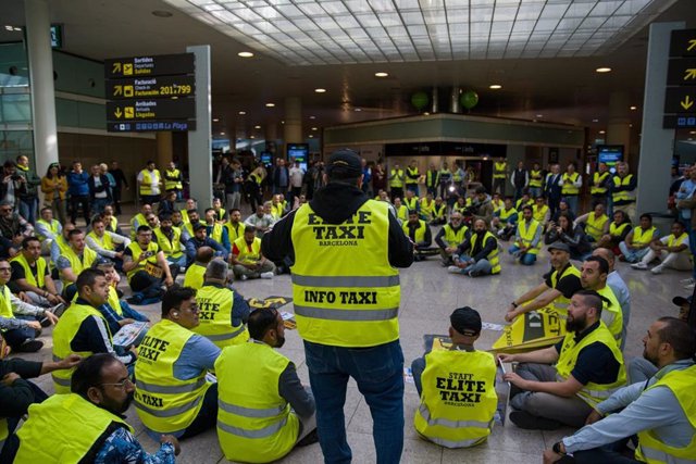 Asamblea de taxistas en el Aeropuerto de Barcelona