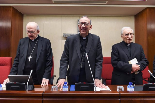 El cardenal arzobispo de Madrid, Carlos Osoro; el presidente de la Conferencia Episcopal Española, Juan José Omella Juan José Omella, y el cardenal Antonio María Rouco Varela