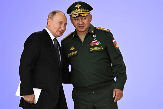 Archivo - El presidente ruso, Vladimir Putin, y el ministro de Defensa, Sergei Shoigu.