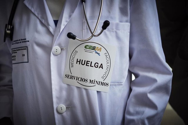 Una señora espera en silla de ruedas en el Complexo Hospitalario Universitario durante la tercera jornada de la huelga de médicos gallegos, a 13 de abril de 2023, en Ourense, Galicia (España). Los médicos gallegos están llamados a secundar la huelga indef