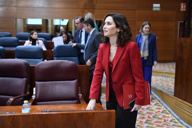 Archivo - La portavoz de Unidas Podemos en la Asamblea de Madrid, Alejandra Jacinto, saca una mochila de Glovo durante un pleno en la Asamblea de Madrid, a 9 de febrero de 2023, en Madrid (España). Unidas Podemos registro con Más Madrid la petición de com