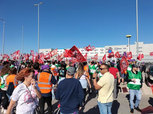Concentración de trabajadores en la planta sevillana de Amazon.