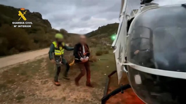 Imagen del rescate de  un montañero perdido en el Curavacas