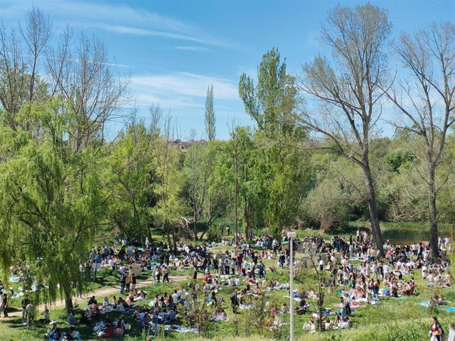 Celebración del Lunes de Aguas junto al río Tormes en Salamanca