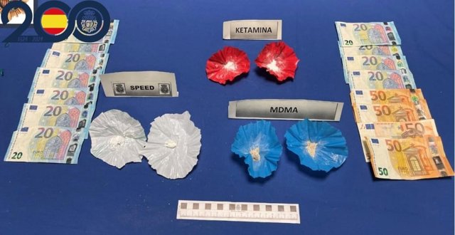 A prisión en Valladolid una pareja tras se pillada en una transacción de droga en Vadillos . En la foto, los efectos ocupados a los detenidos.